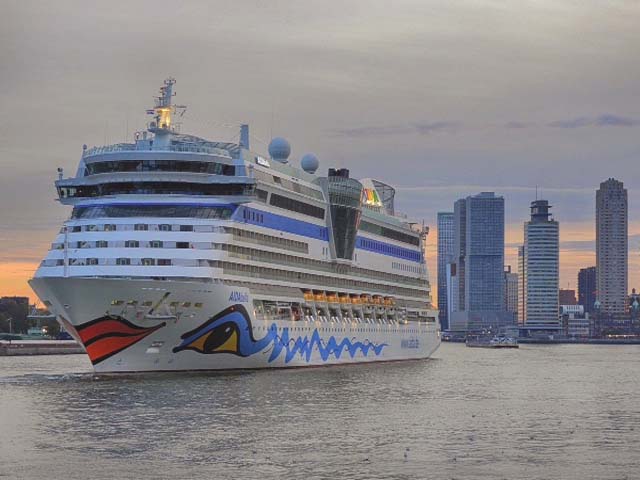 Aankomst van Cruiseschip ms AIDAbella van AIDA Cruises aan de Cruise Terminal Rotterdam